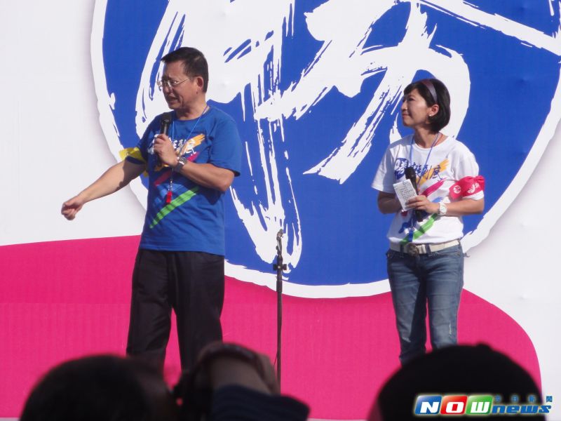 ▲台北市長候選人連勝文「挺到底」大遊行22日在市府前展開，由國民黨立委吳育昇、前僑委會副委員長陳玉梅主持開場。（圖／記者王鼎鈞攝）