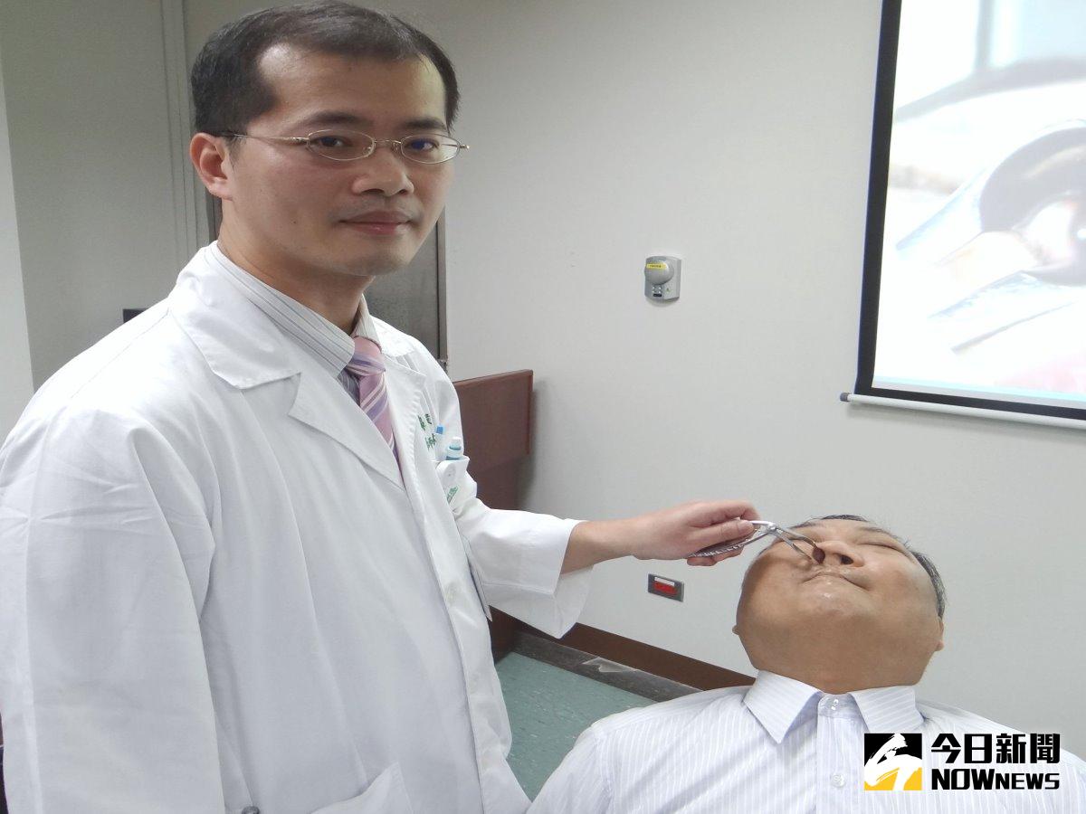 奇美醫學中心耳鼻喉科部主治醫師林志勳表示，長期鼻塞可能影響心肺功能，且長期鼻塞會用嘴巴呼吸，也會提高肺部感染機率。