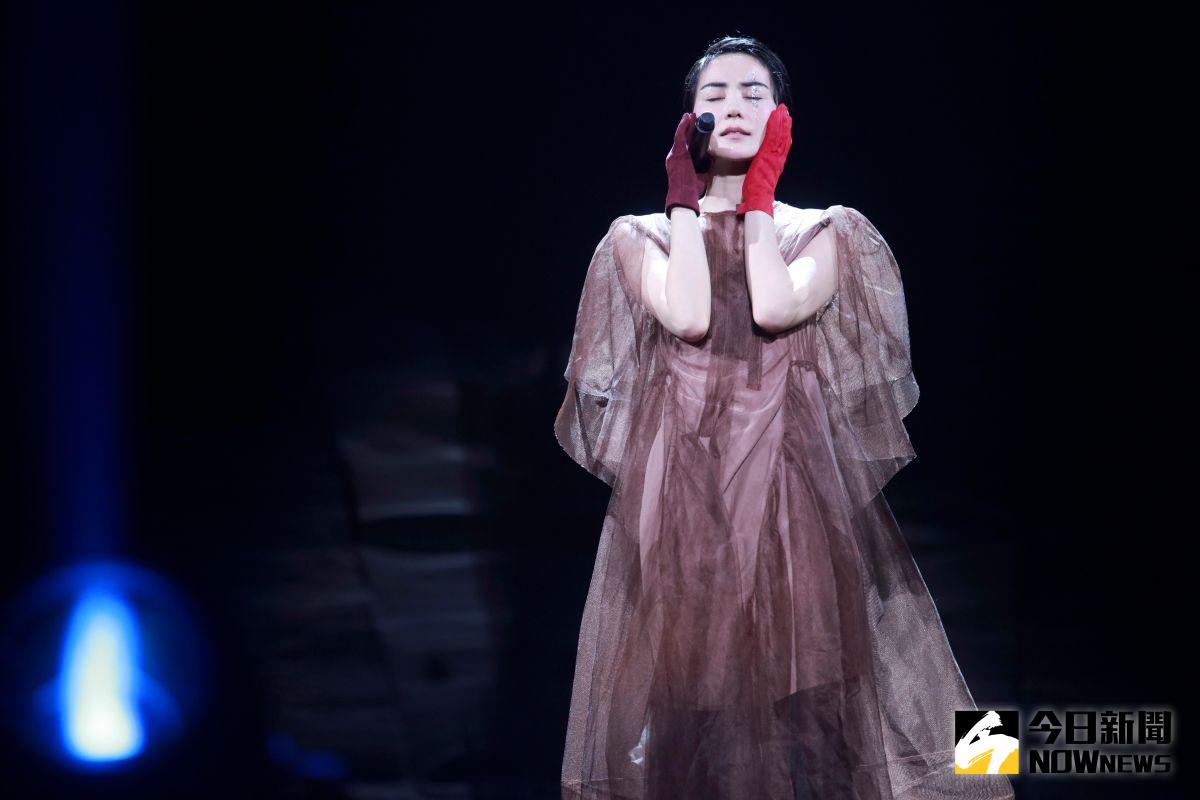 ▲王菲一如既往全心投入演唱，唱了好幾首歌才講一句話。（圖／kcpcl提供，2016.12.30）