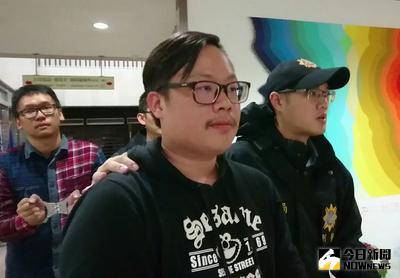 國民黨工自救會9名成員，抗議行政院不當黨產委員會清算黨產，衝入行政院遭警方帶回。警方訊後將其中2人移送台北地檢署接受複訊。中央社記者王揚宇台北攝　106年1月18日