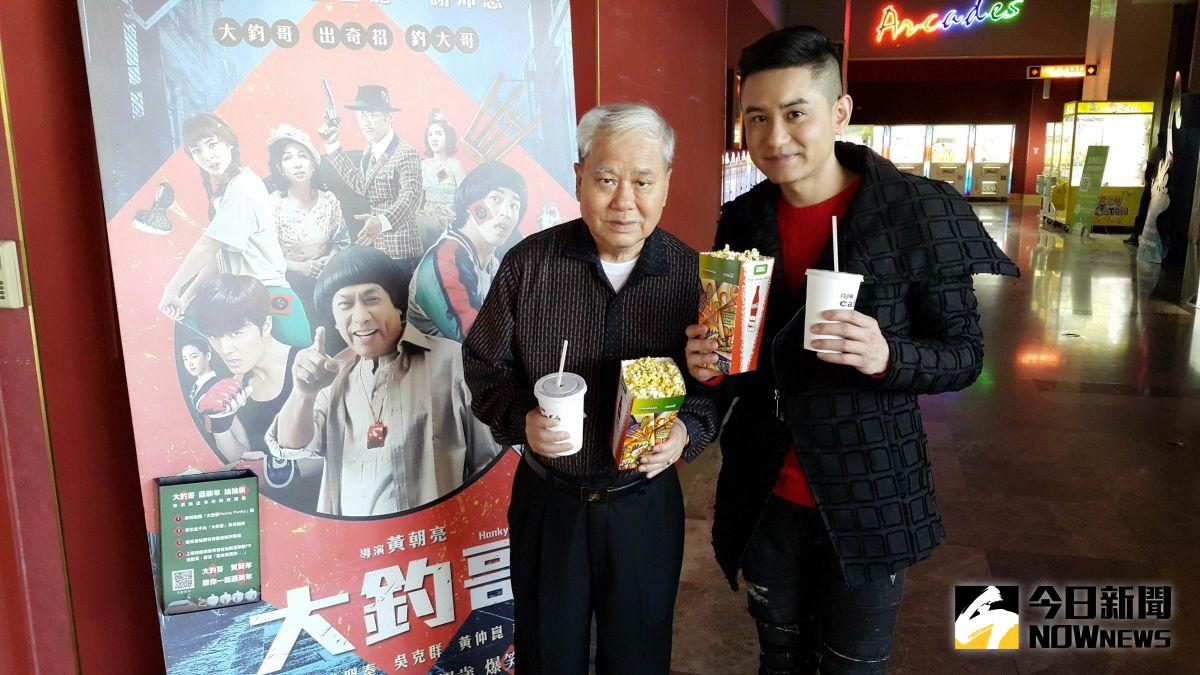 ▲吳俊宏（右）新年期間推掉所有邀約，只想陪著大病初癒的老爸，享受新春年假。（圖／豪記唱片，2017.01.29）