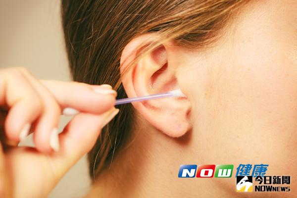 ▲耳屎會自動排出，假使特地去掏耳朵，小心反而會傷害耳道的健康。（圖／ingimage）