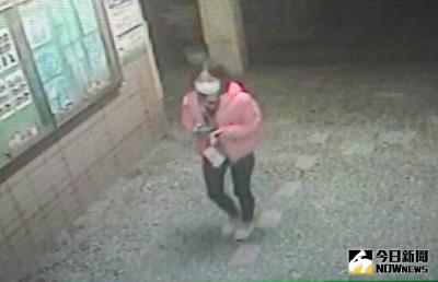 被發現陳屍在屏東高樹鄉廣福國小籃球場旁的女屍，警方已確認就是家住高雄美濃的21歲邱姓女子。警方表示，從學校的監視錄影中，發現8日晚間9時許，邱女進入校園，並在走廊走來走去似乎在等某人。（里港警分局提供）中央社記者郭芷瑄傳真 106年2月9日