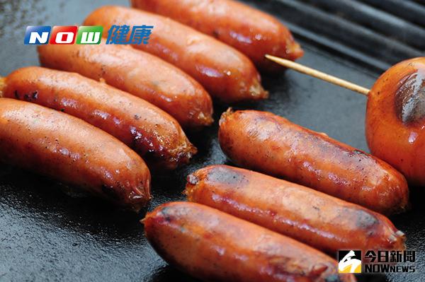 ▲加工肉品中常添加的亞硝酸鹽除了阻止致病的細菌生長，也能對於肉類的血紅素產生反應，保持肉品一定的紅色。（圖／ingimage）