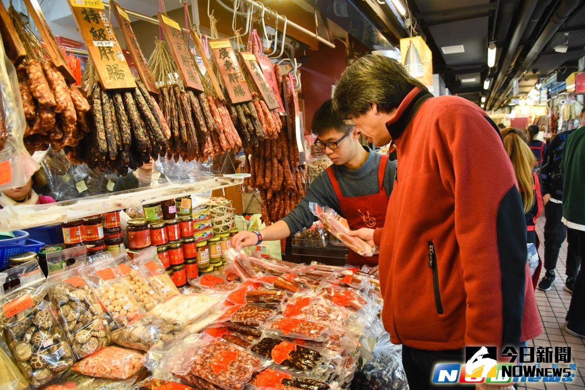 ▲每逢過年前夕，外省第二、三代家庭總愛前往南門市場採買各種南北貨，歷史悠久的南門市場也一直都是在台灣的外省爺爺、奶奶們尋找家鄉味的好所在。（圖／記者陳明安攝，2017.1.27）