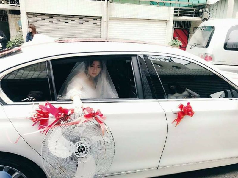 ▲新娘脾氣大，結婚不丟扇子改丟工業扇。（圖／翻攝自爆料公社）