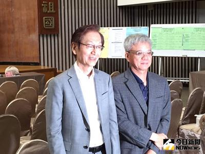 電腦品牌廠華碩董事長施崇棠（左）28日於股東臨時會後正式宣布，接班計畫已經啟動，將在一到兩年之內交棒給今天進入董事會的策略長徐世昌（右）。中央社記者吳家豪攝  105年7月28日