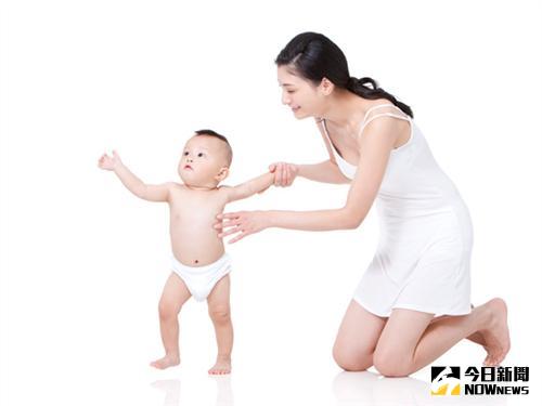 ▲讓寶寶跨出人生的第一步，站起來學走路。（圖／翻攝自網路）