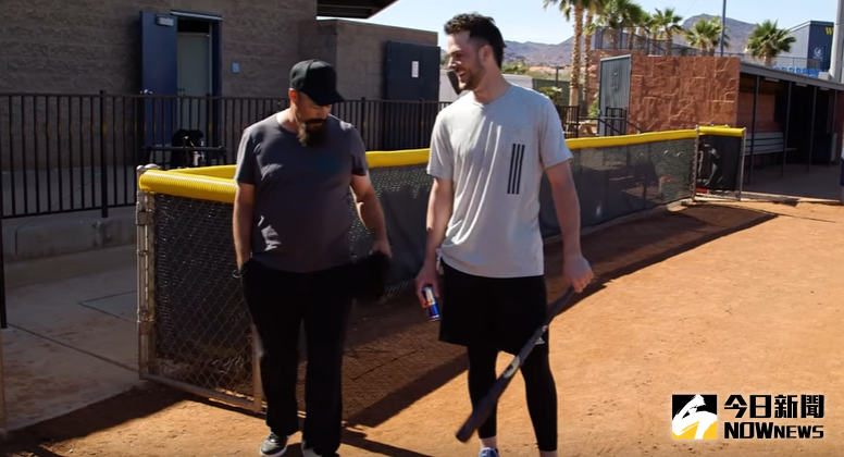 ▲Greg Maddux和 Kris Bryant。（圖／擷取自YouTube）