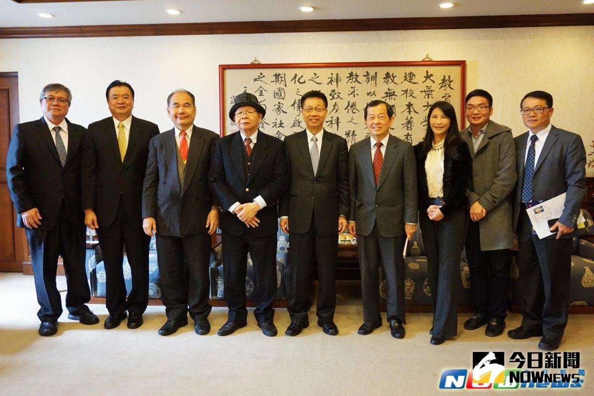 ▲世界台灣商會聯合總會長林見松(中)、農科院董事長吳明敏一行人，拜會大葉大學葉松根創辦人、歐嘉瑞校長。（圖／記者陳雅芳攝，2017.2.16）