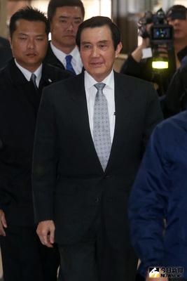 立法委員柯建銘自訴前總統馬英九涉嫌洩密、違反通保法等案，台北地院21日下午2時開庭，馬英九（前）出庭。中央社記者吳家昇攝  106年2月21日