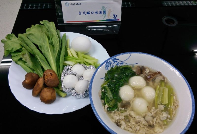 ▲鹹元宵取代正餐，一餐3至4個，加上各種蔬菜1至2碗，減少油蔥，也可吃的均衡又豐富。（圖／台北市衛生局提供）