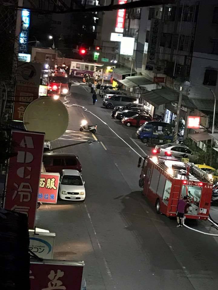 ▲高雄市新民路驚傳有不明氣體外洩，現場有消防車待命。（圖／翻攝自臉書「爆料公社」）