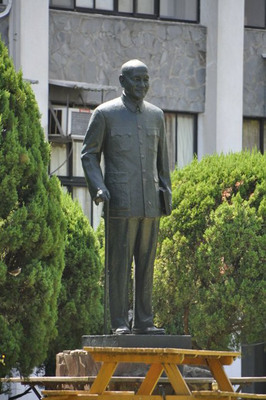 輔仁大學校園蔣介石銅像，遭輔大學生、民眾以砂輪機切割破壞，銅像拐杖遭鋸斷。警方帶回4名依妨害公務罪嫌移送。圖為蔣介石銅像未遭破壞鋸柺杖前。（資料照片）中央社記者黃旭昇新北市攝  106年2月28日