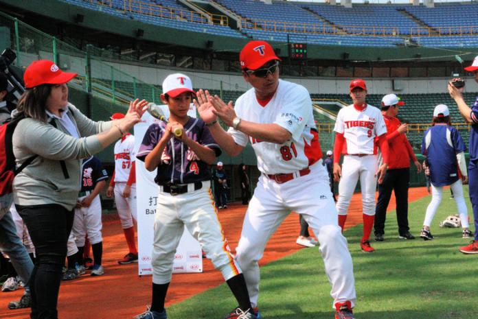 ▲起亞虎\\(KIA Tigers\\)球員於高雄澄清湖棒球場親身指導台灣小球員。（圖／森那美起亞提供）