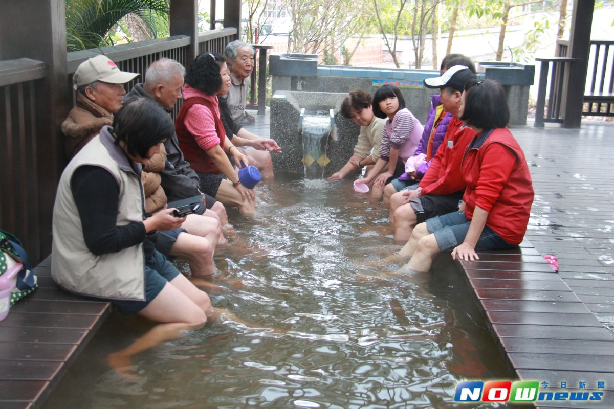 ▲彰化縣清水岩露營區內的溫泉區泡腳池，縣府開放民眾免費體驗，很多人利用228連假前來嘗鮮體驗，高喊「溫暖、好舒服」。（圖／記者陳雅芳攝，2017、2、27）