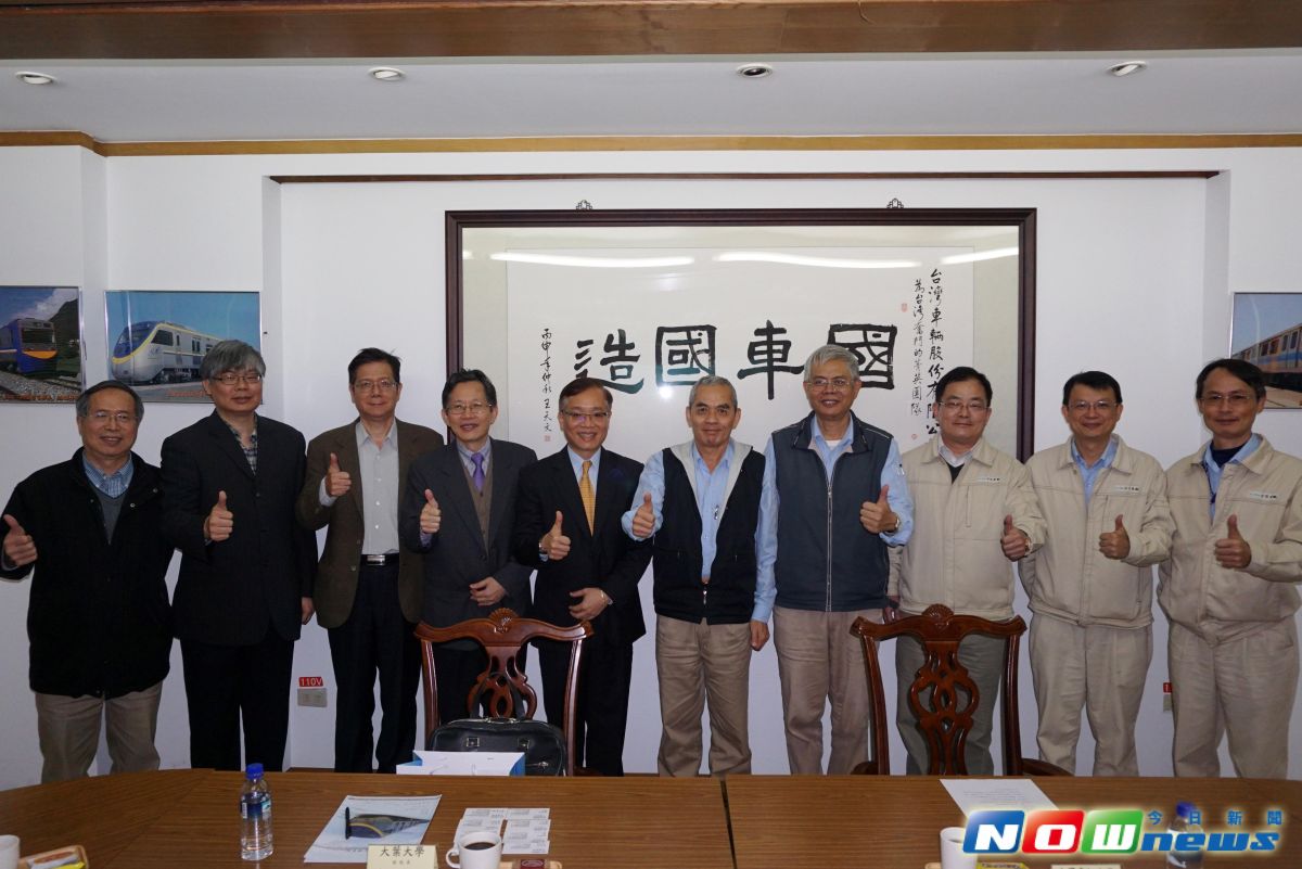 ▲大葉大學副校長葉釋仁一行人造訪台灣車輛公司，洽談未來產學合作方向，台灣車輛總經理李世傑介紹生產線，期能攜手培育尖端科技人才。（圖／記者張溎壕攝，2017.2.24）