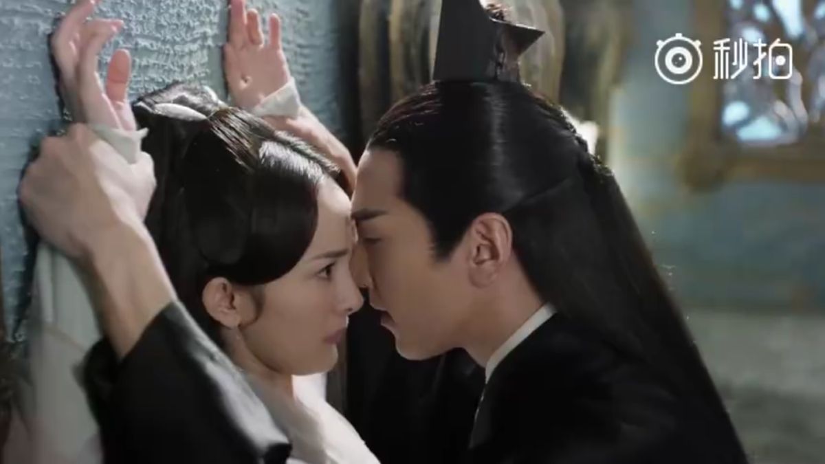 ▲趙又廷（右）在日前播出的《三生三世》中「壁咚」楊冪並忘情熱吻。（圖／翻攝自秒拍，2017.02.23）