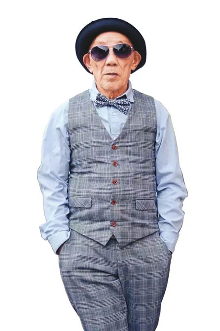 爺爺黃龍永有著完全不輸年輕人的時髦裝扮。