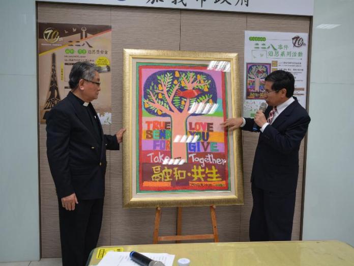 圖說：趙振弍牧師捐贈涂醒哲市長「種一欉『疼』的樹」畫作。（圖／記者郭政隆攝影）