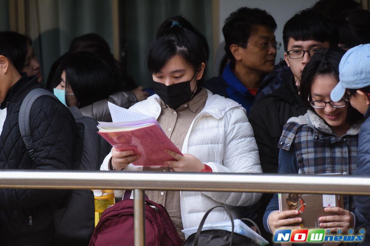 ▲  106年學測於20日開始，考生們進試場前在寒風中溫習。（記者陳明安攝，2017.1.20）