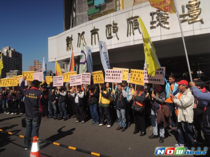 ▲新北市政府環保局工會今（15）日動員近百人至環保局門口陳情，希望新北市清潔獎金齊頭式的調整至8000元。（圖／記者陳志仁攝）