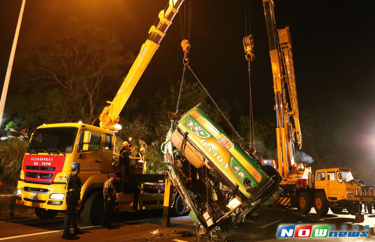 ▲蝶戀花賞櫻團遊覽車在13日晚間9時許，於國道5號接國道3號轉彎處，發生重大翻車事故，共造成32死12傷。圖為大型機具將翻覆邊坡的遊覽車翻正。（圖／記者林調遜攝，2017.2.14）