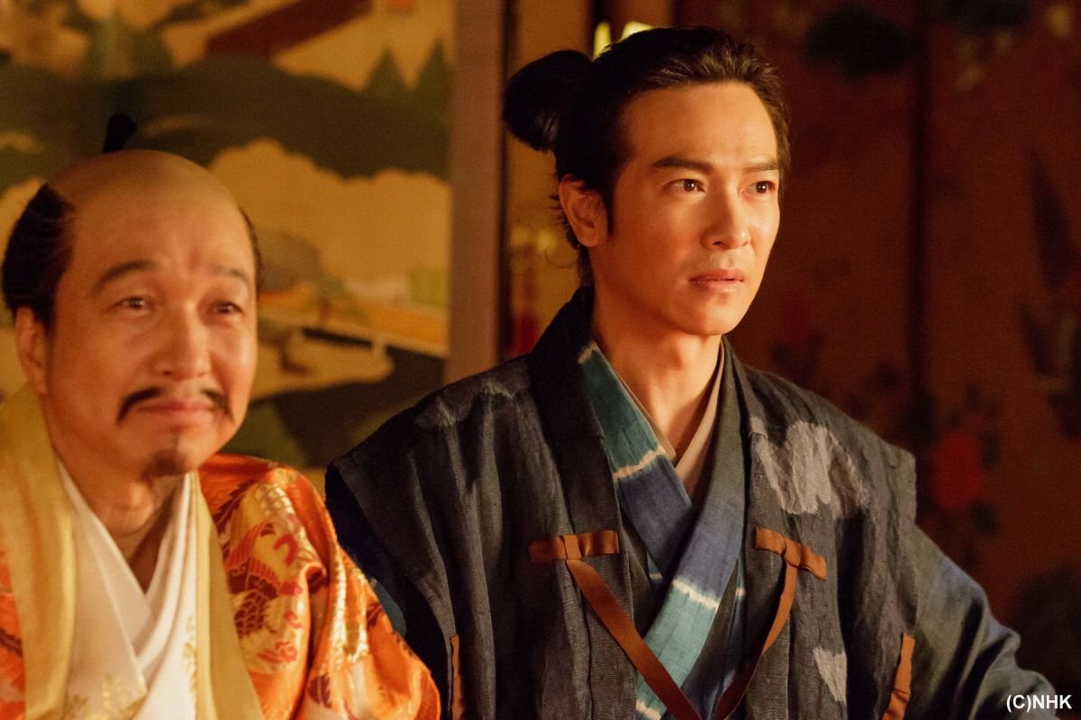 ▲在「森田藥妝劇場 真田丸」中，堺雅人\\(右\\)侍奉小日向文世所飾演的豐臣秀吉\\(左\\)。（圖／緯來日本台提供）