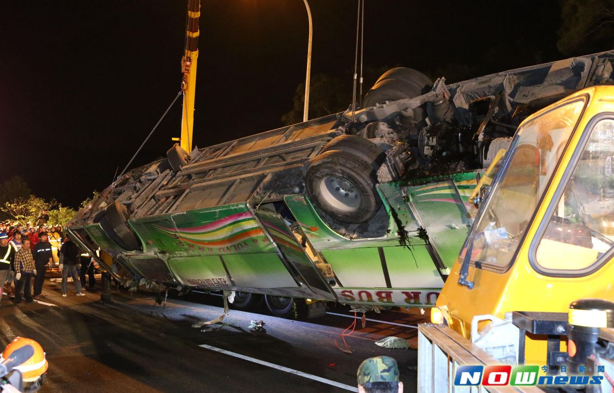 ▲蝶戀花賞櫻團遊覽車在13日晚間9時許，於國道5號接國道3號轉彎處，發生重大翻車事故，共造成32死12傷。圖為大型機具將翻覆邊坡的遊覽車翻正。（圖／記者林調遜攝，2017.2.14）