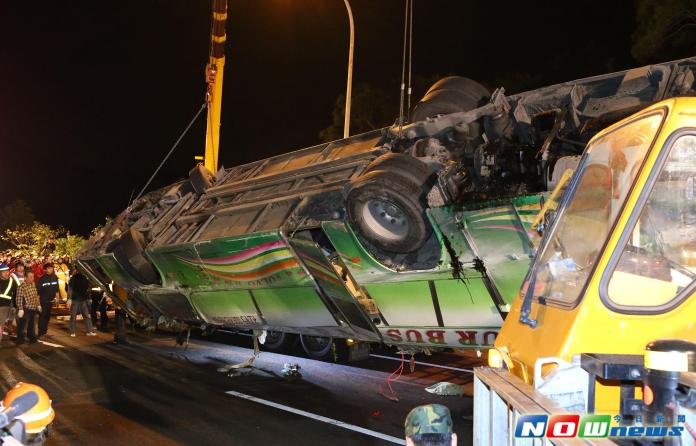 ▲蝶戀花賞櫻團遊覽車在13日晚間9時許，於國道5號接國道3號轉彎處，發生重大翻車事故，共造成32死12傷。圖為大型機具將翻覆邊坡的遊覽車翻正。（圖／記者林調遜攝，2017.2.14）