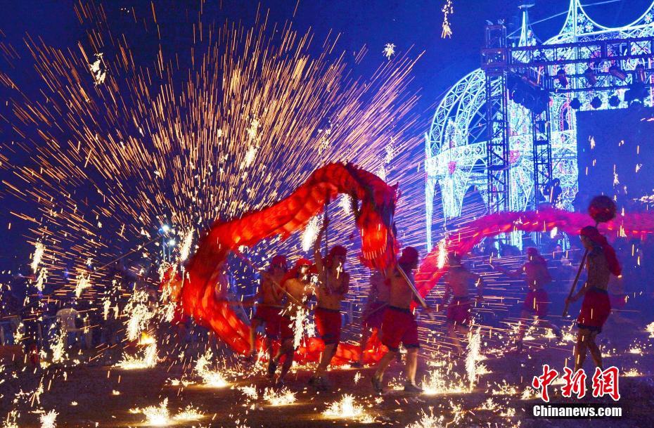 圖為2月10日晚，浙江紹興鏡湖濕地公園內，上千名市民和遊客在此觀賞光影藝術展和鐵花火龍表演。