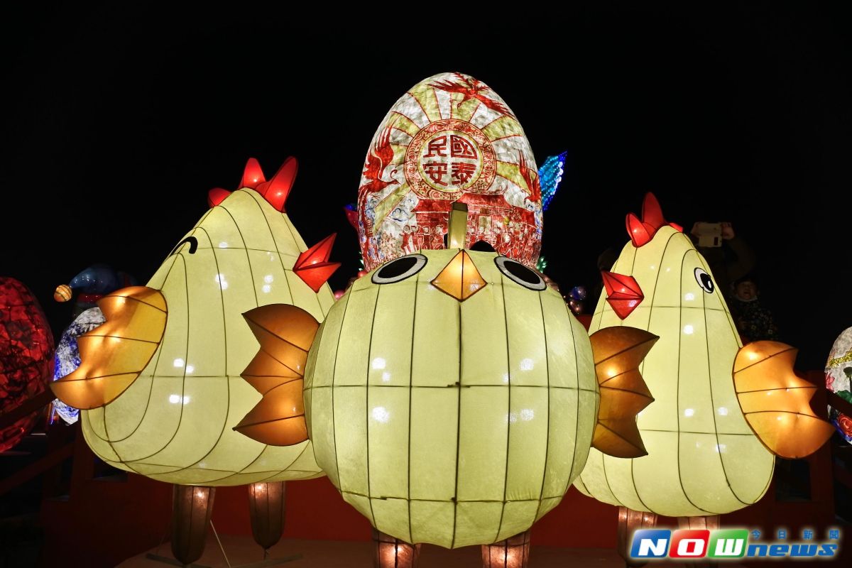 ▲台灣燈會中軸燈區「雞繪蛋生」。（圖／記者王苡嫣攝）