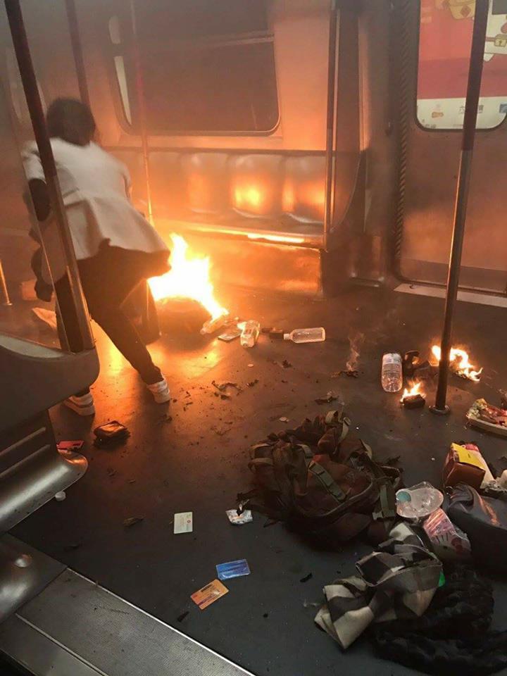 ▲香港地鐵車廂起火，疑人為縱火至少10人受傷。（圖／翻攝自爆料公社）