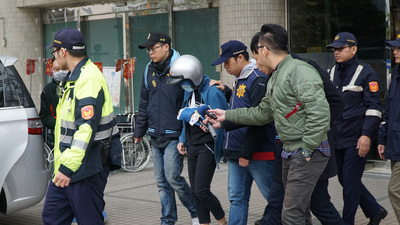 新莊區1間超商5日晚間驚傳持刀搶案，17歲陳姓男子砍斷丁姓店員左手掌，雙方拉扯中，陳男則不慎誤傷自己左手，送醫治療。陳男9日出院，新莊警方將他帶回偵訊。中央社記者林長順攝  106年2月9日