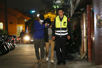 台北市北投區5日下午發生46歲張姓男子殺3子女再自刎命案。晚間7時許，遭張男妻子（中）趕赴現場，面對媒體不發一語。中央社記者游凱翔攝　106年2月5日