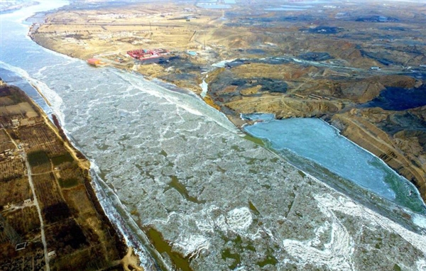 黃河河面長達20公里的冰封景象，場面十分壯觀。