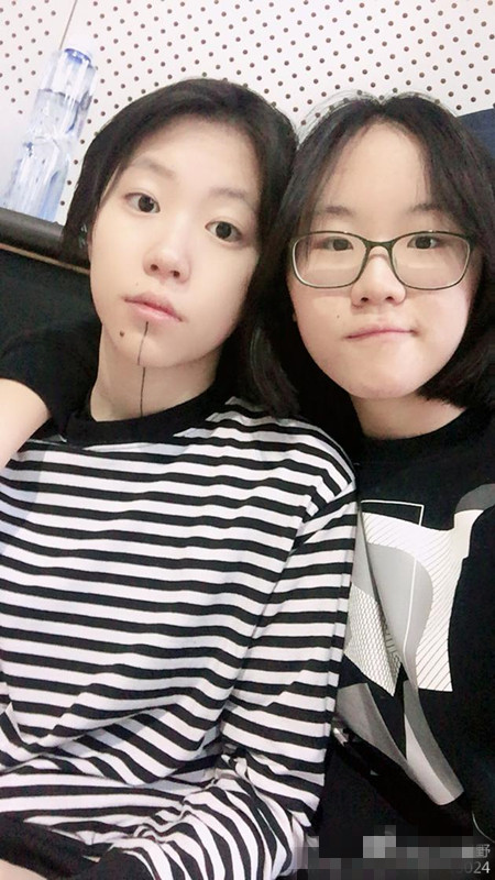 竇靖童竇家媛合影。