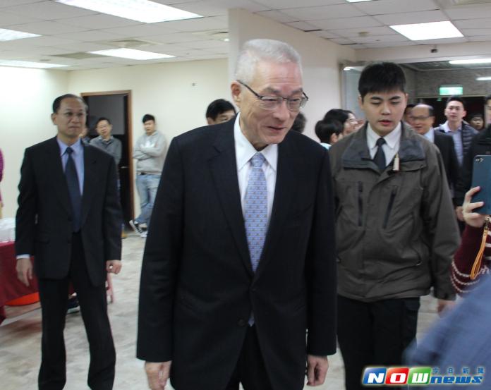 ▲原本未確是否會出席新春團拜的前副總統吳敦義則在最後一刻趕到現場。（圖／記者葉滕騏攝,2017.02.02）