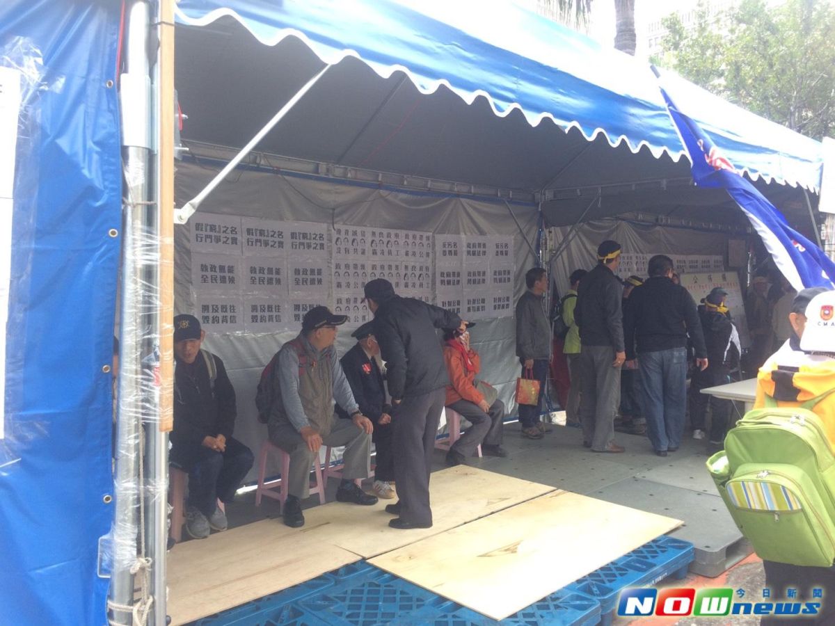 ▲不滿年金改革，退將吳斯懷、前退輔會副主委吳其樑等人發動「八百壯士捍衛權益」軍系動員令。從21日起陸續徵集軍系各團體志願袍澤800人以上，在立法院旁搭帳篷、埋鍋造飯抗爭。（圖／記者陳彥驊攝,2017.2.21）