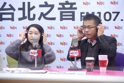 總統府發言人黃重諺（右）28日在台北接受廣播節目訪問，回應主持人周玉蔻（左）提出的問題。中央社記者吳翊寧攝  106年2月28日