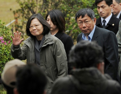 總統蔡英文（前左起）、台北市長柯文哲等28日在台北二二八紀念公園，出席二二八中樞紀念儀式，宣布啟動轉型正義調查，並頒發「回復名譽證書」給二二八受難者及家屬。中央社記者施宗暉攝　106年2月28日