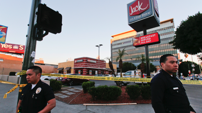 ▲CNN位於洛杉磯的大樓外發生隨機傷人事件，目前警方封鎖現場。（圖／達志影像／美聯社）