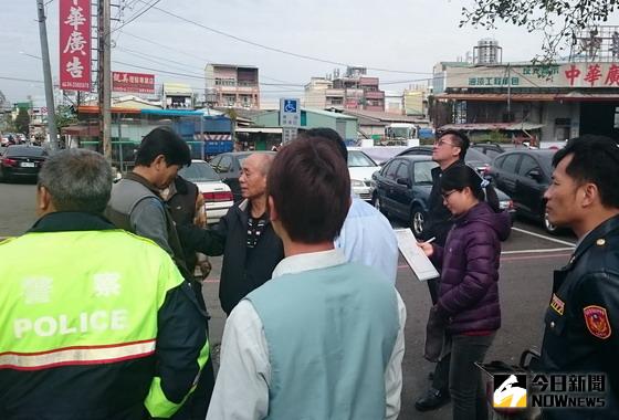 ▲東勢警方辦理易肇事路口實地會勘，盼強化防制及改善工程設施，以降低交通事故的發生。〈圖／記者黃玿琮攝〉