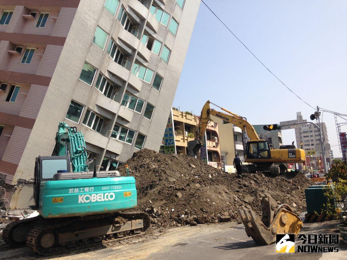 ▲去年2月6日，位於新化區京城銀行大樓不敵強震傾斜超過20度，危樓遭到台南市府拆除。（資料圖／台南市府提供）