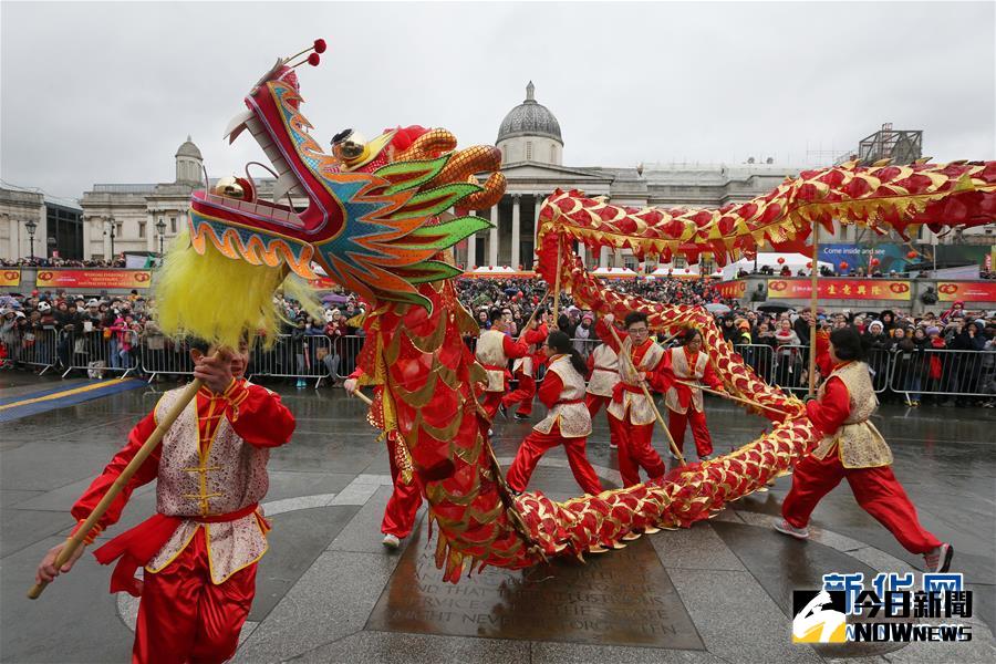 1月29日，在英國倫敦市中心的特拉法加廣場，觀眾觀看舞龍表演。