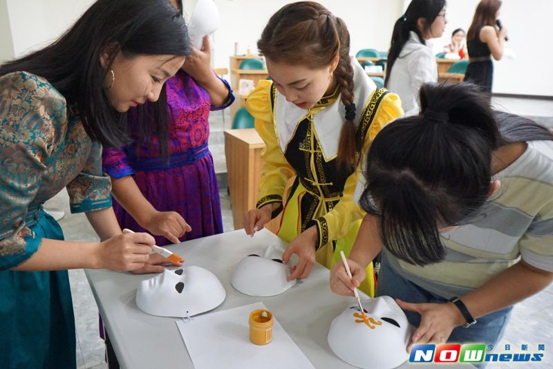 ▲。大葉大學國際企業管理學系舉辦「國際文化體驗營」，蒙古學生、馬來西亞學生穿上傳統服飾介紹文化，國企系國際文化體驗營，彩繪面具體驗緬甸文化，大葉大學學生開心展示自己畫的面具。（記者陳雅芳攝.2017.2.5）