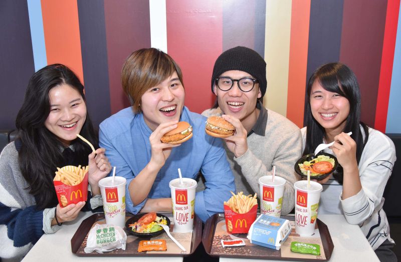 ▲台灣麥當勞將自明（15）日推出新主餐大大雞腿堡，並祭出百元有找的優惠。（圖／麥當勞提供）