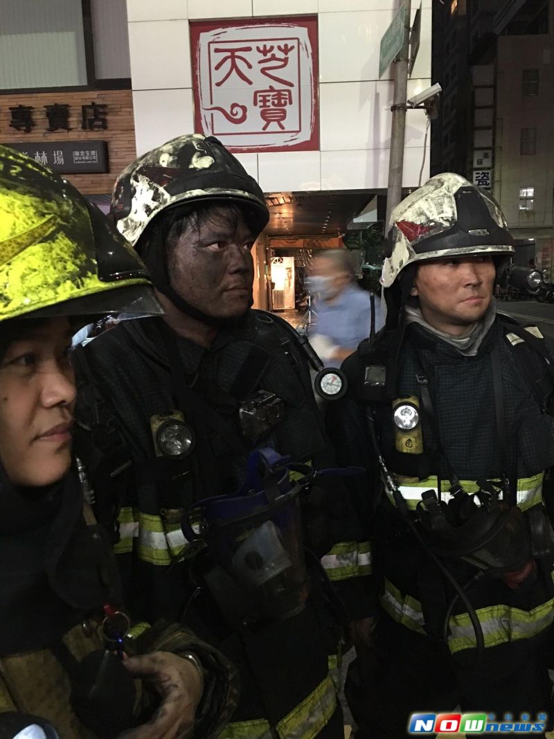 ▲燃燒物品疑似是木頭，現場濃煙不斷，消防隊員分批進入地下室搶救，有的消防隊員臉部都被濃煙燻黑，可想現場環境惡劣。（圖／記者宋德威攝，2017.02.13)