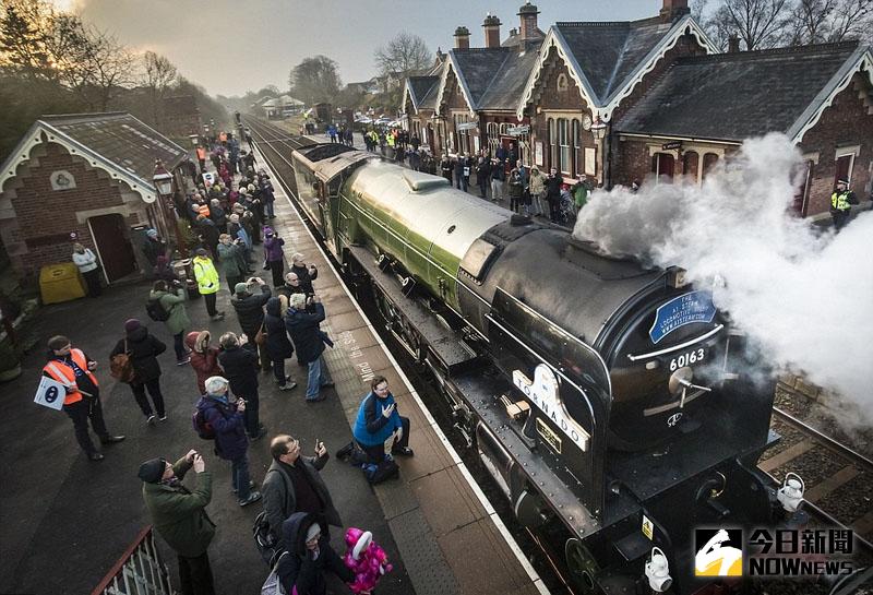 英國當地時間2月14日，近50年內首次開通蒸汽火車幹線服務，帶領火車愛好者在情人節重返蒸汽時代。