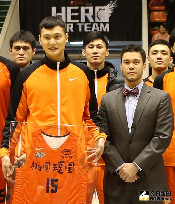 ▲陳子威（前排左）對於麥班達（前排右）的真心喊話相當感動。（圖／籃協提供）